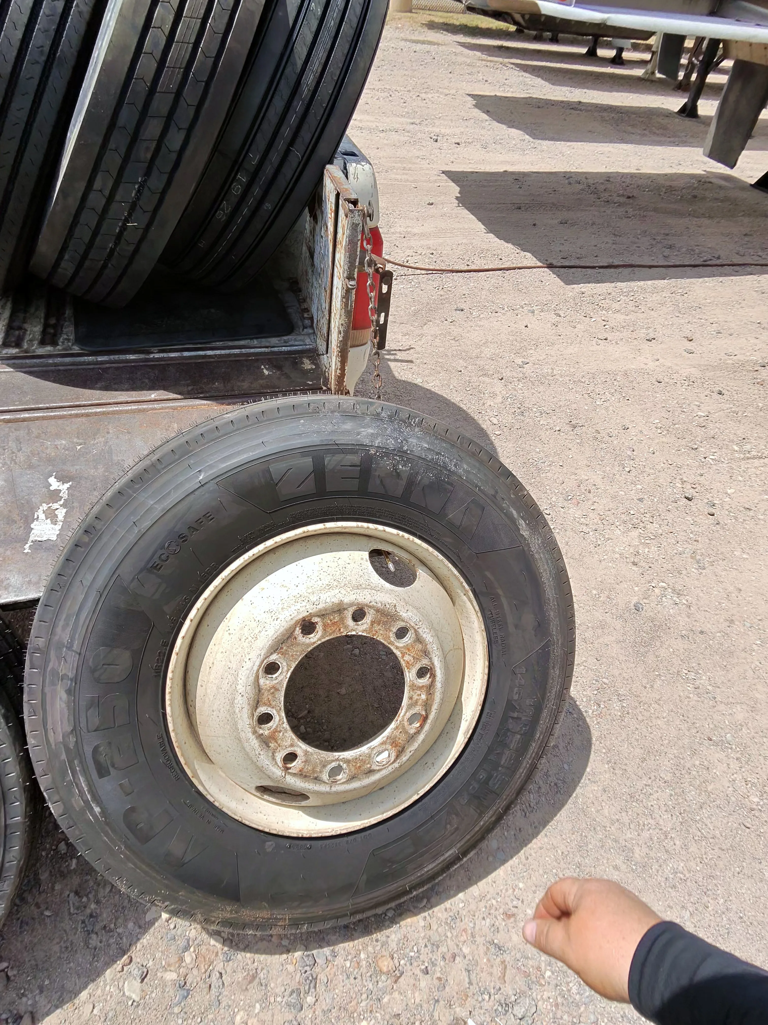 How to Handle 18 Wheeler Tire Repair Safely