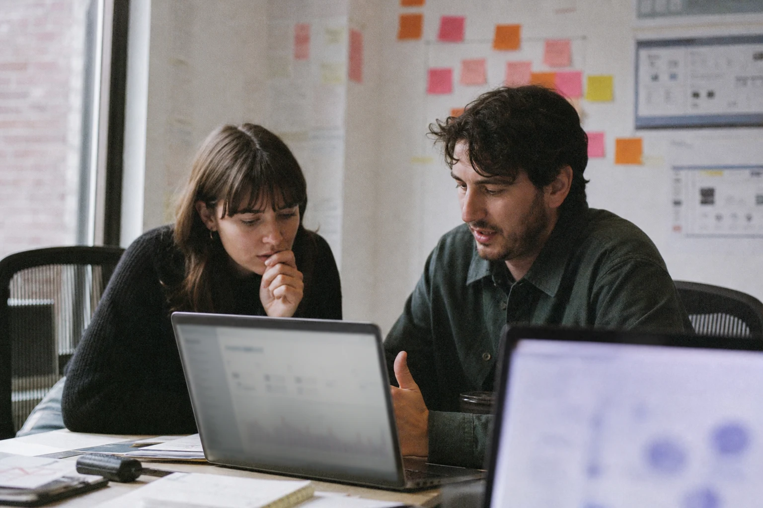 Best Content Strategy Agency Services 4 Documentary-style photo of a product team reviewing a dashboard together