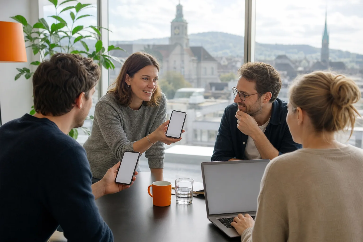Kolleginnen und Kollegen organisieren eine digitale Geldsammlung im Schweizer Büro.
