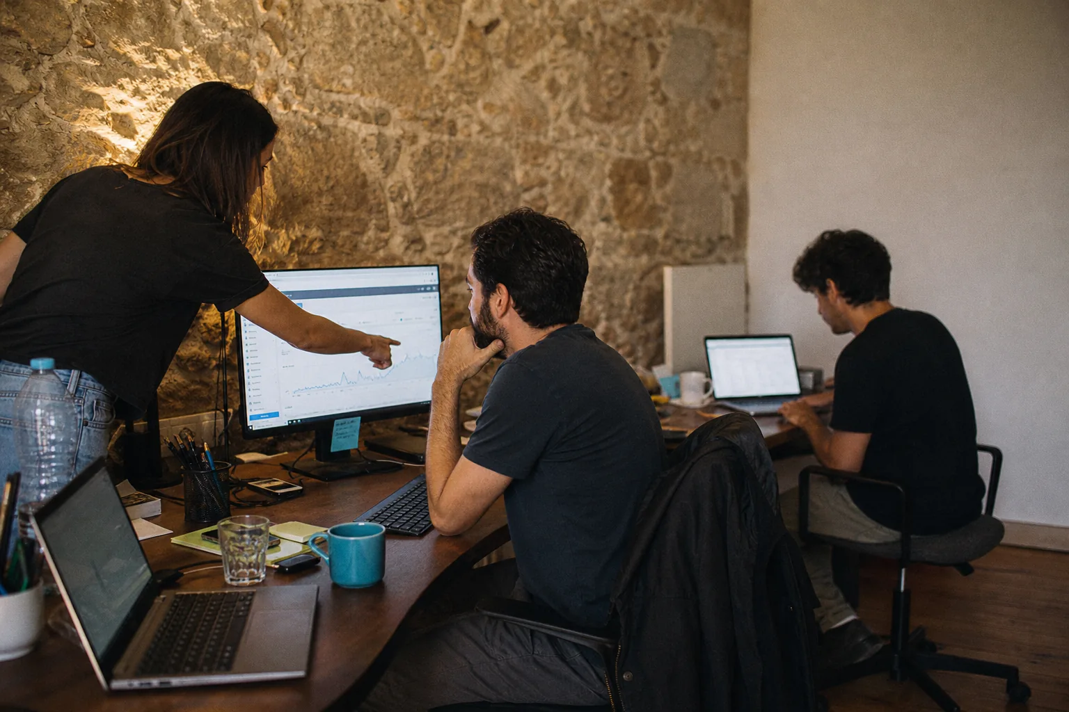 SEO for Home Services: A Step-by-Step Plan 1 Contractor gathering job details for a local home service page.