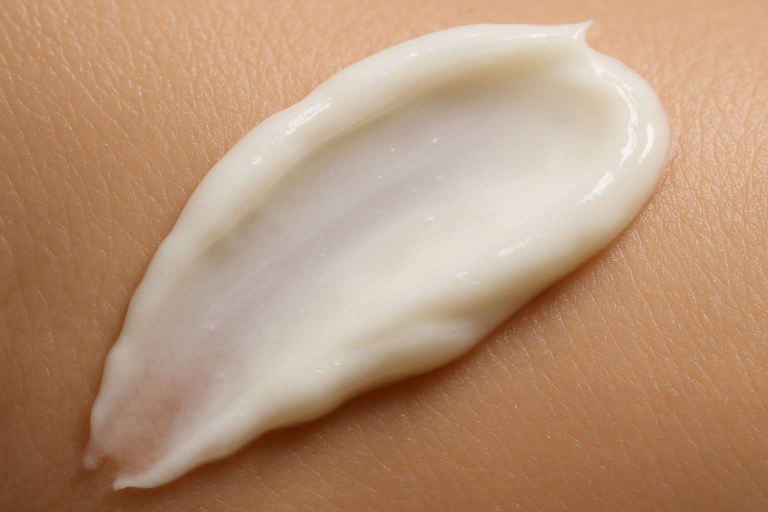 Close-up of organic moisturizer texture on skin, highlighting gentle hydration. Alt: Organic moisturizer sensitive skin hydrating texture