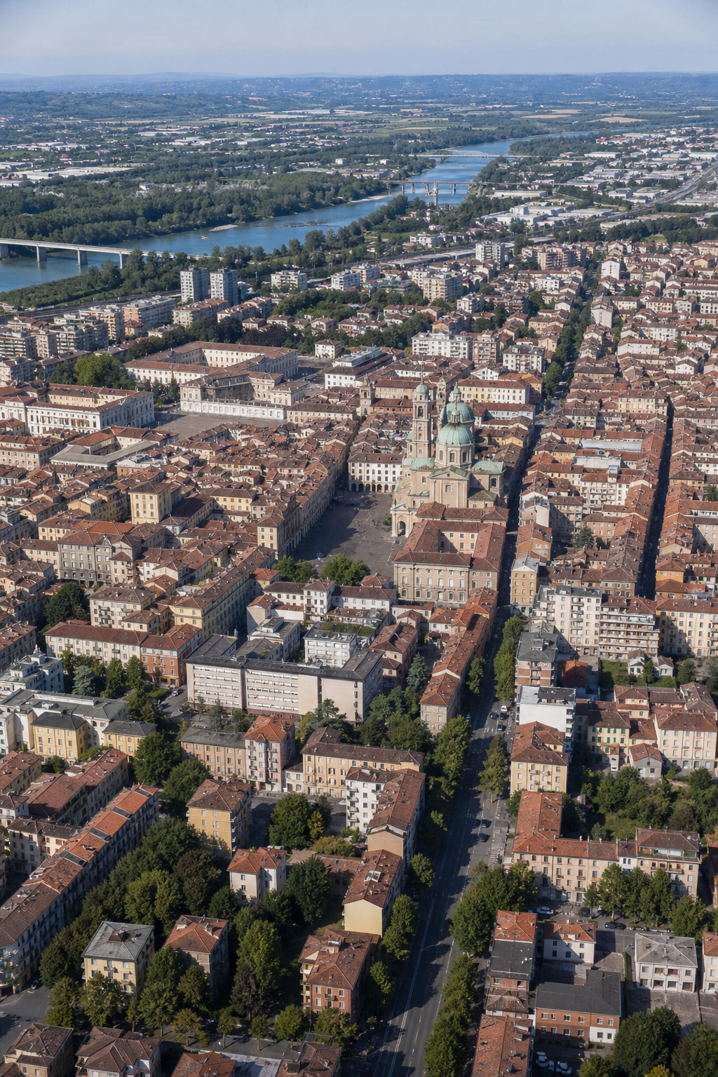 Una veduta aerea della città di Alessandria con il centro storico e le case residenziali, stile realistico. Alt: Veduta aerea di Alessandria