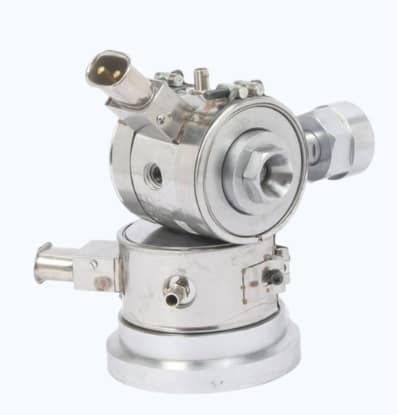 A realistic 3D rendering of a crosshead assembly showing the extruder melt entering, passing through a tip‑die gap, and coating a copper wire. The image highlights the die, guide tip, sealing rings, and cooling jacket. Alt: crosshead extrusion flow diagram
