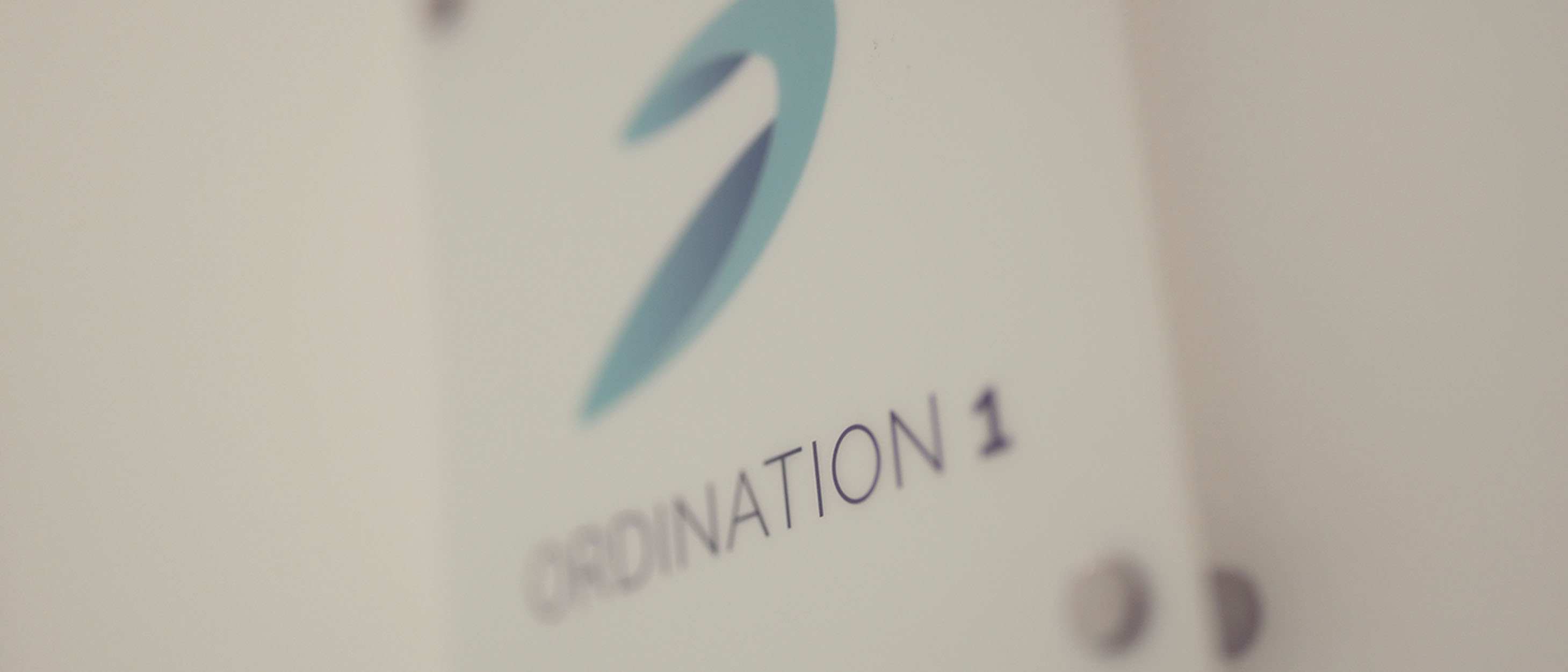 Türschild mit der Aufschrift „ORDINATION 1“.